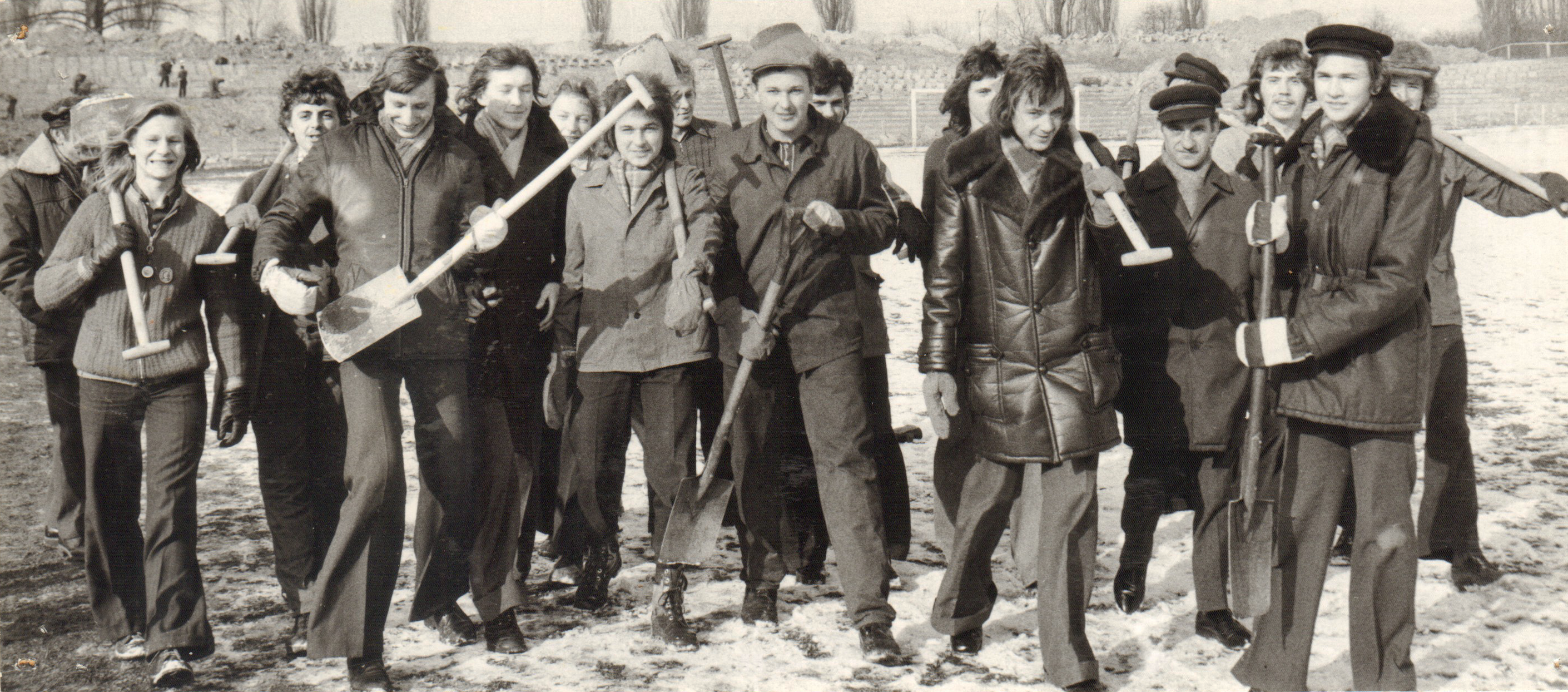 Widzew 1980 (około) czyn społeczny - porządkowanie stadionu (1)