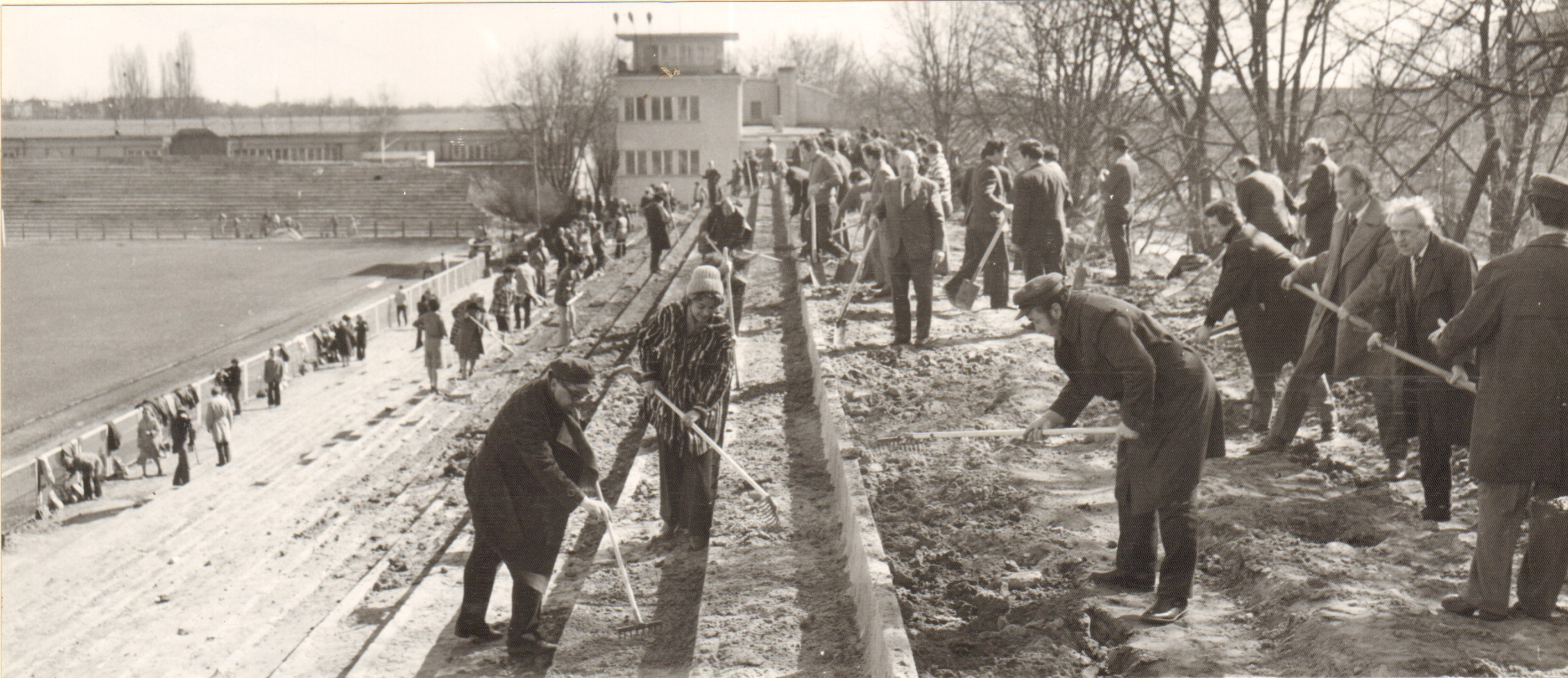 Widzew 1980 (około) czyn społeczny - porządkowanie stadionu (2)